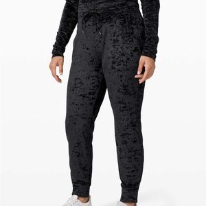 NWOT Crushed velvet lululemon Ready to Rulu jogger size 4